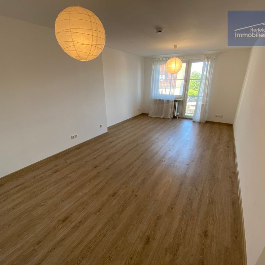 Komplett renovierte 2-Zimmer-Wohnung mit Westbalkon, Lechblick & TG-Stellplatz, direkt im Zentrum - Photo 1