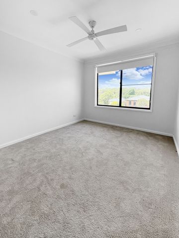 Renovated 3-Bedroom Home with Double Garage & Multiple Living Areas - Photo 4