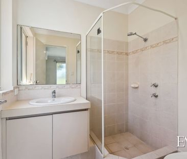 Freshly painted, in front of the park! - Photo 4