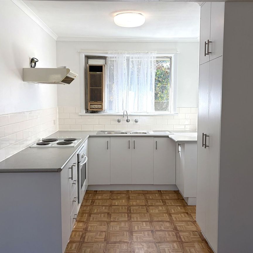 FRESHLY PAiNTED UNiT CLOSE TO CENTRAL ALBURY - Photo 1