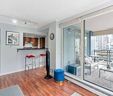 Stunning 2 Bed 1 Bath + Den Downtown - Photo 1