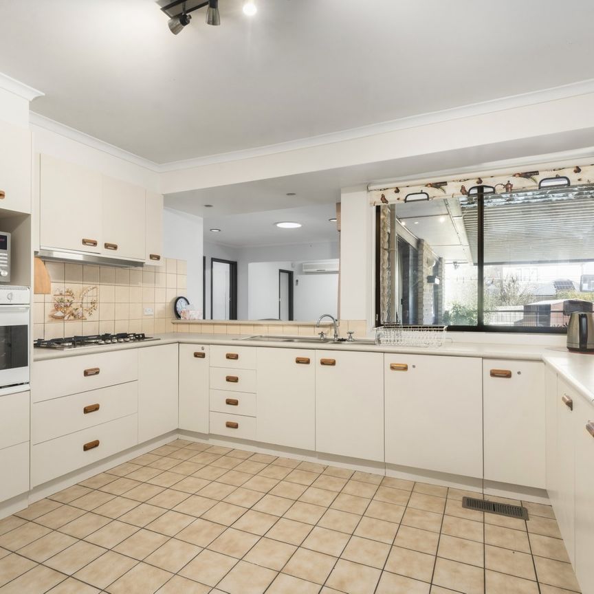 Spacious 6-Bedroom Family Home in Studley Park Estate - Photo 1