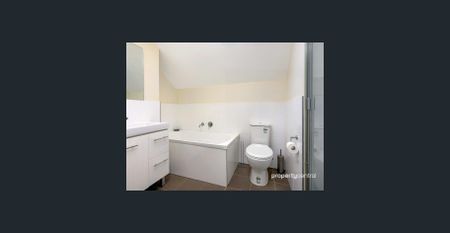 SPARKLING TOWNHOUSE - Photo 4