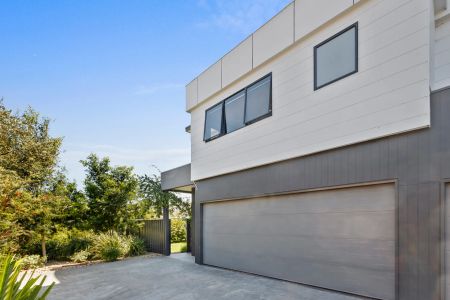 Modern Family Home - Photo 3