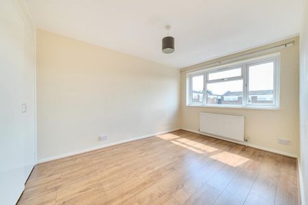 3 bedroom flat to rent - Photo 4