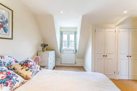 Three double bedroom detached house in the desirable village of Upavon, with garage and parking. - Photo 3