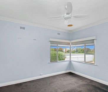 UPDATED WEST BAIRNSDALE HOME WITH BUNGALOW - Photo 3