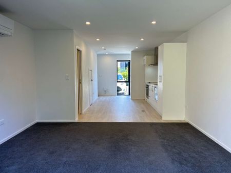 Beautiful 2 Bed Townhouse ! - Photo 3