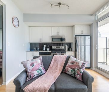 Bremner Boulevard - Photo 1