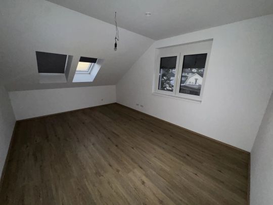 GROßZÜGIGE 4-ZIMMER DACHGESCHOSSWOHNUNG MIT BALKON! AB SOFORT VERFÜGBAR! - Foto 1