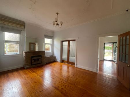 Bright| Refreshing| Well maintained| FOUR Bedder House in Prime location Epping - Photo 5