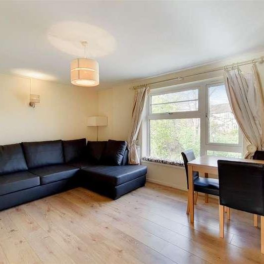 Holly Lodge, Winchmore Hill, London, N21 - Photo 1