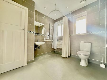 4 bedroom semi-detached house to rent - Photo 3