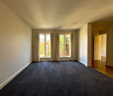 SINGLE LEVEL LIVING POSITIONED PERFECTLY - Photo 1