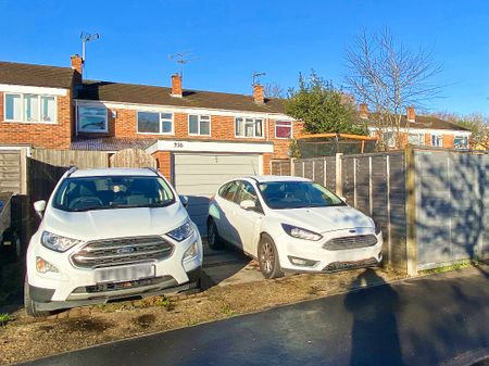 Pinewood Park, Farnborough, GU14 - Photo 3