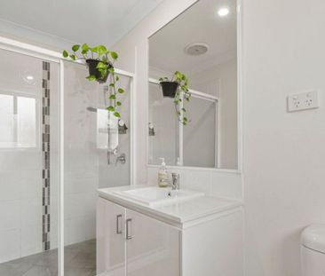 Modern Four Bedroom Family Home with Additional Lounge Area - Photo 4