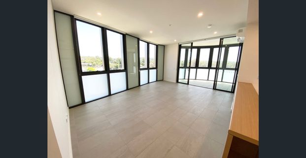 Bright Two Bedroom Apartment in Melrose Park - Photo 1