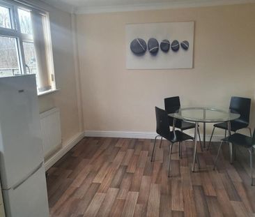 3 bedroom end of terrace house to rent - Photo 2
