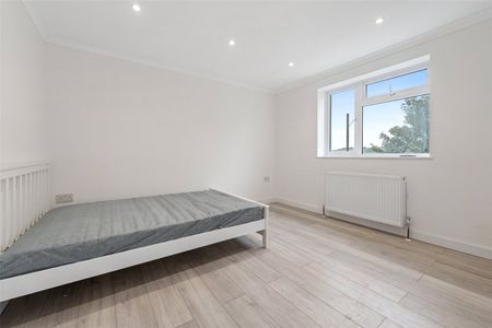 4 bedroom semi-detached house to rent - Photo 2