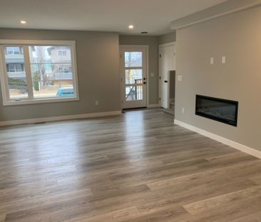 Like New Duplex! Modern 3 Bedroom, 2.5 Bathroom Home - Photo 2