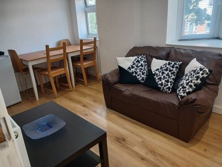 1 Bed Flat, Hendon, NW4 - Photo 2