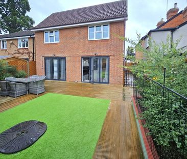 25 Pear Tree Road, Addlestone - 4 bedrooms Property for lettings - ... - Photo 2