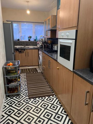 3 bedroom semi-detached house to rent - Photo 3