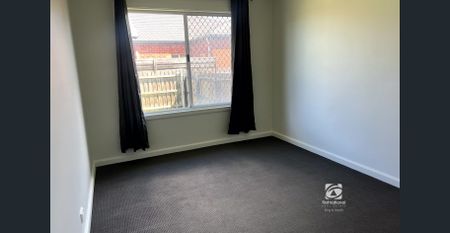 4 BEDROOMS – SECURE YARD WITH STORAGE - Photo 4