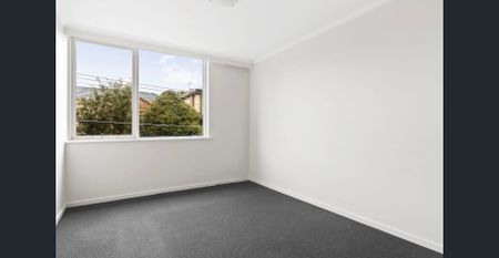 Spacious Apartment in Convenient Elwood - Photo 4