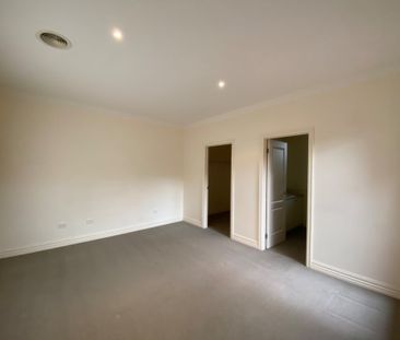 3 Bedroom Single Storey Townhouse in Fantastic Location! - Photo 2