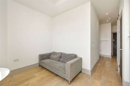 A Spacious, bright, open plan Studio flat with separate bedroom area situated in the centre of Whitechapel a short walk from transport links. - Photo 3