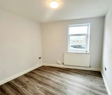Flat to rent on - Photo 2