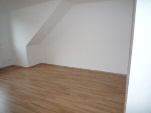 Julius-Fucik-Str. 24, Wohnung 6 ~~~ Dachgeschoss, Balkon, Badezimmer mit Wanne und Dusche, Gäste-WC, Abstellfläche im Spitzboden - Foto 1