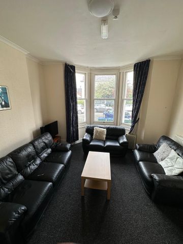 1 bedroom in a house share to rent - Photo 2
