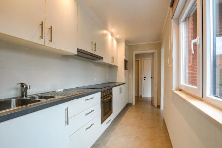 Gelijkvloers appartement met 2 slpks en 2 garages in centrum Eernegem - Foto 5