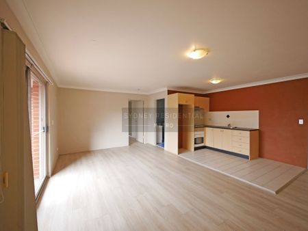 Large 1 Bedroom Unit with floorboard - Photo 3