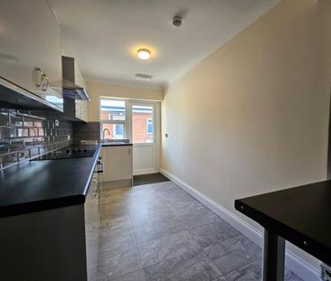 8 bedroom semi-detached house to rent - Photo 6