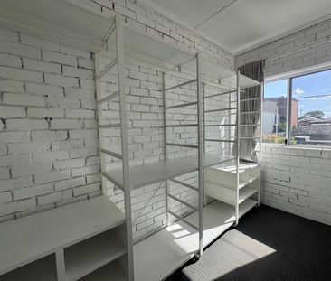 Charming Kingsgrove above shop 2-bedroom Unit with Retro Charm - Photo 5