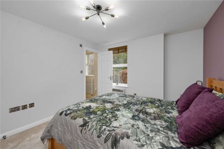 A ground floor, two bedroom apartment in Egham. - Photo 2