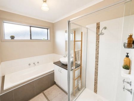 Spacious Family Living in a Quiet Cranbourne West Location - Photo 4