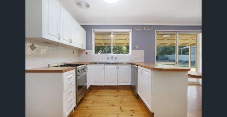A Welcoming Family Home in Convenient Thurgoona - Photo 3