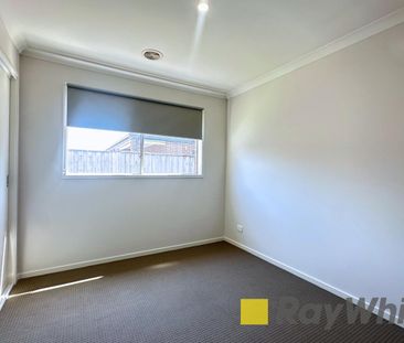 Exceptional Family Living in the Heart of Lyndhurst! - Photo 4