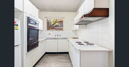 Generous two bedroom apartment - Photo 3