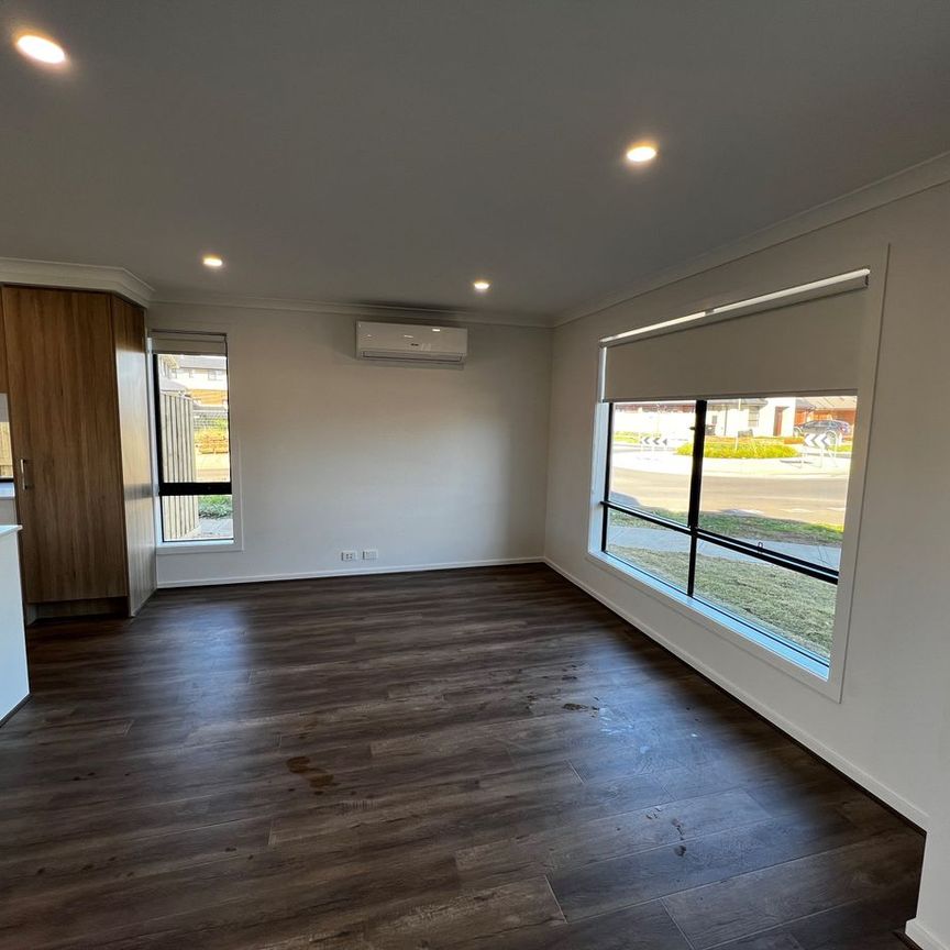 Splendid 3Br Modern Townhouse in Thornhill Park! - Photo 1