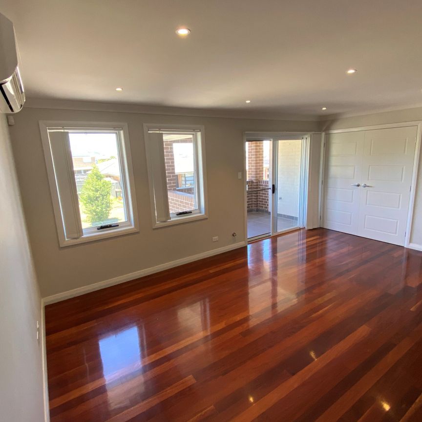 27 Voyager Street, GREGORY HILLS NSW 2557 - Photo 1