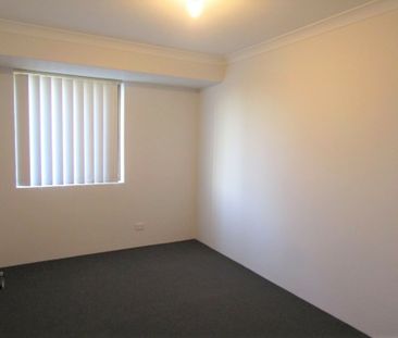 Spacious 4 Bedroom, 2 Bathroom - Photo 4