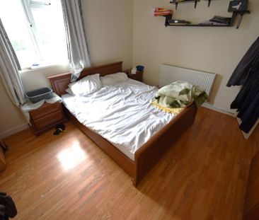 2 bedroom Flat in Whincover Drive, Leeds - Photo 2