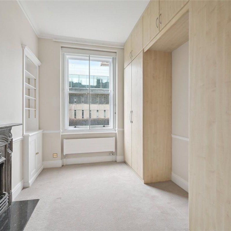 3 bedroom flat in South Kensington - Photo 1