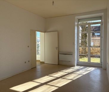 Location Appartement 2 pièces 47 m² Sainte-Sévère - Photo 2