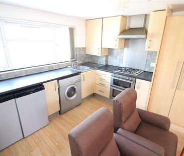 Kingsbridge Crescent, Southall - Photo 2